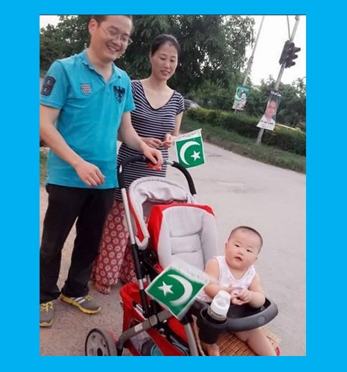 Pakistan's Flag Pictures - A Chinese Couple and kid with Pak flag in Islamabad - Images of Pakistani Flags