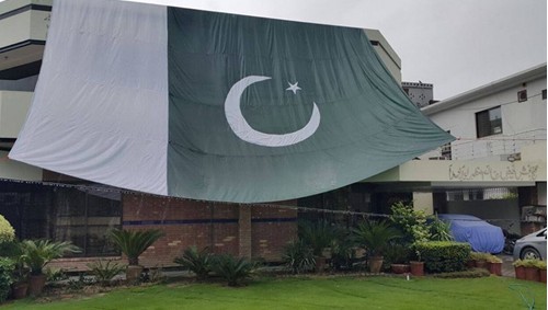 Pakistan's Flag Pictures - Pakistan's huge flag on a house - Images of Pakistani Flags