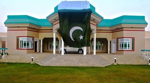 Pakistan's Flag Pictures - A large Pakistani flag on a Bungalow - Images of Pakistani Flags