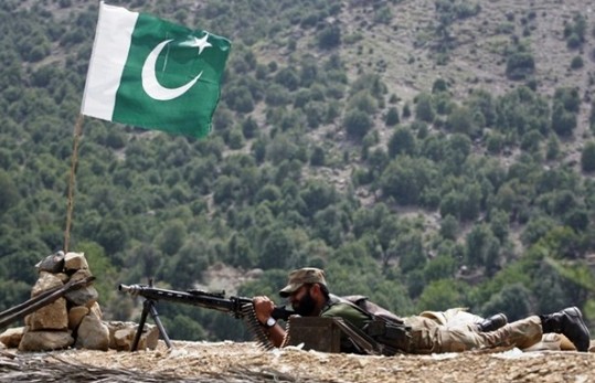 Pakistani Flag Photos - A soldier with machine gun under the Pakistani flag - Pakistan Flag Pics/Images Pakistan Flag Lovers - A soldier with machine gun under the Pakistani flag - Pakistani Flag Pictures