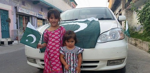 Pakistan's Flag Pictures - Little girls and their car with Pak flags - Images of Pakistani Flags