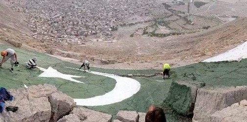 Pakistani Flag Photos - Youth painting Pakistani Flag on a Mountain in Quetta - Pak Flag Lovers