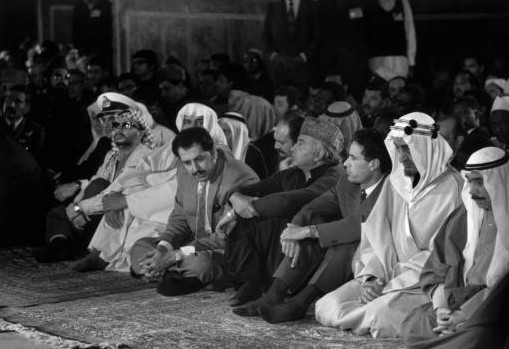 Bhutto with Heads of State at Friday prayer at Lahore, 2nd Islamic Summit 1974: Old & Rare Pictures of Pakistan's Politicians