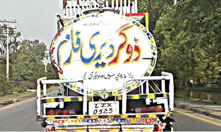 Funny Writing on trucks in Pakistan - "Na ro Bacha! Mein doodh lay ker aye" - Funny truck slogans in Urdu