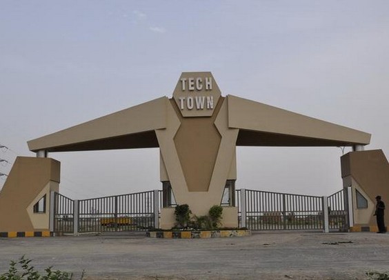 Faisalabad Photos - Tech Town, Canal Road, Faisalabad - Images of Faisalabad Faisalabad Pictures: Tech Town, Canal Road, Faisalabad - Photos of Faisalabad