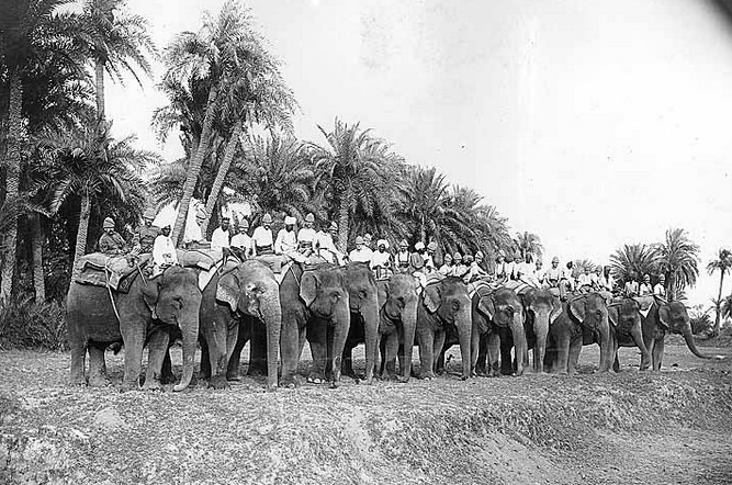 Old Pictures of Multan: British and Indian soldiers on elephants at Multan 1899 - Photos of Multan
