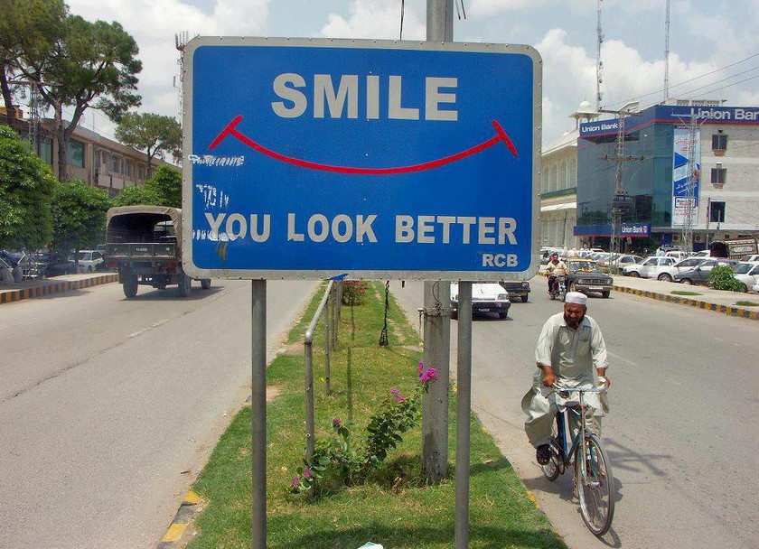 Rawalpindi Photos - The Mall Road, Rawalpindi near Pindi Club - Pictures of Rawalpindi Rawalpindi Pictures - A signboard near Pindi Club - Photos of Rawalpindi