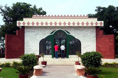 Gujranwala Pictures: Tomb of Zafar Ali Khan at Wazirabad, District Gujranwala - Photos of Gujranwala