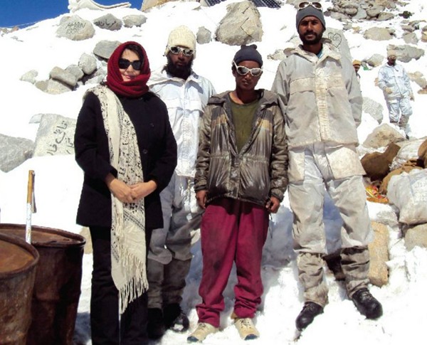 Siachen Pictures - Feryal Ali Gauhar with Pakistani Soldiers at Siachen Glacier - Siachen Photos & Images