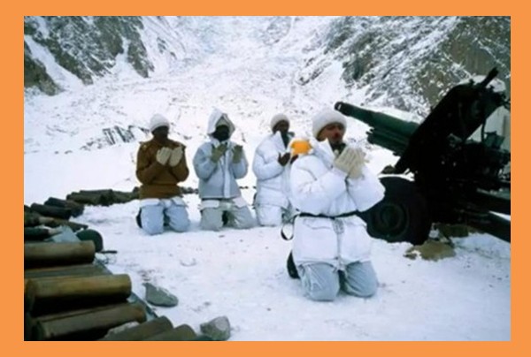 Siachen Pictures - Pakistan Soldiers praying at Gun position in Siachen - Siachen Glacier Photos & Images