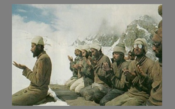 Siachen Pictures - Pakistan troops offering Namaz at Siachen - Siachen Glacier Photos & Images