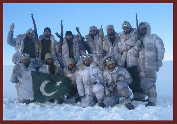Siachen Pictures - Pakistani Soldiers holding Pakistan flag at Siachen Glacier - Siachen Photos & Images