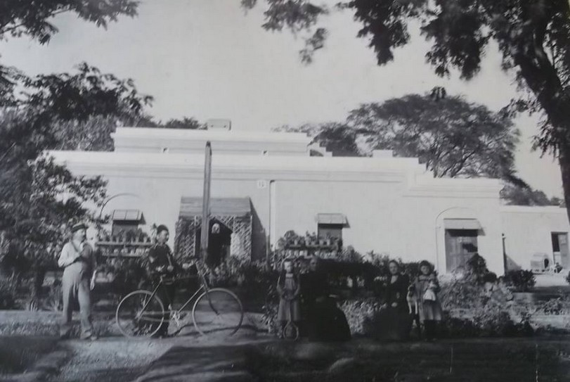 Old Photos of Sialkot - A British family at their Bungalow in Sialkot, 1900s : Rare Old Pictures of Sialkot
