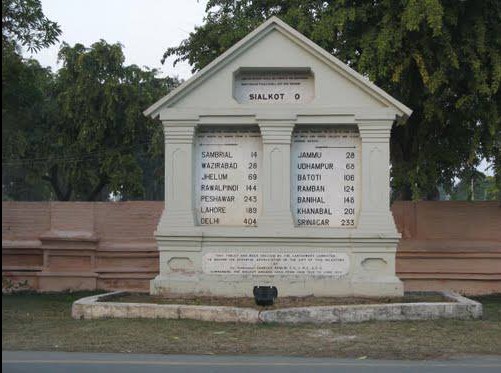 Sialkot Pictures: An old Milestone at Quaid-e-Azam Road, Sialkot - Photos of Sialkot