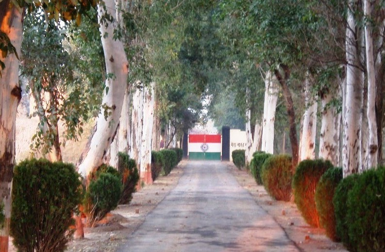 Photos of Sialkot - Gate on Indian side at India Pakistan border near Sialkot - Pictures of Sialkot
