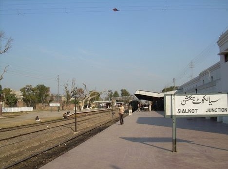 Photos of Sialkot - Platform Number 1 at Sialkot Railway Station - Pictures of Sialkot