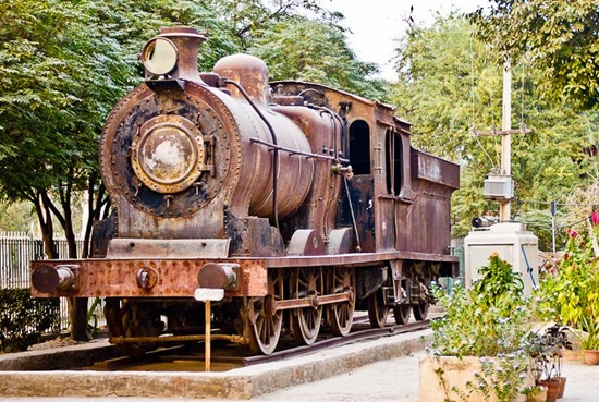 Bahawalpur Pictures: Old railway steam engine displayed at Bahawalpur Library - Photos of Bahawalpur