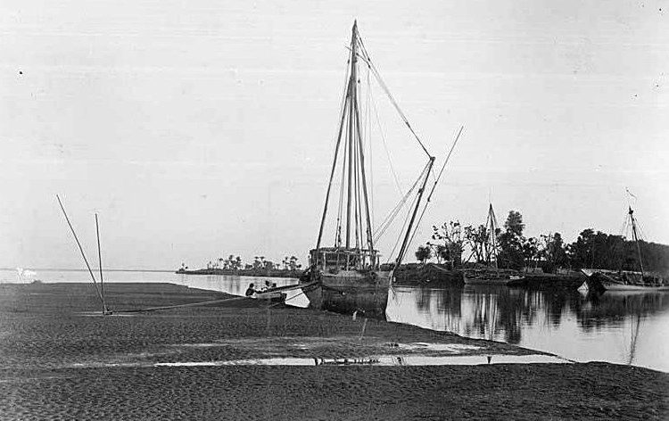 Dera Ghazi Khan Old Photos - A boat in Indus River at Dera Ghazi Khan, 1899 - DG Khan rare Pics DG Khan Rare Pictures: A boat in Indus River at Dera Ghazi Khan, 1899 - Old Photos of Dera Ghazi Khan