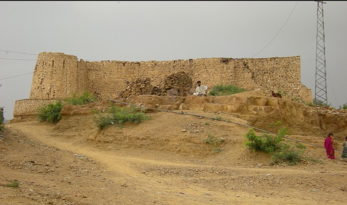 Dera Ghazi Khan Photos - Remnants of Fort at Fort Munro - DG Khan Pics DG Khan Pics : Remnants of Fort at Fort Munro - Images and Photos Dera Ghazi Khan