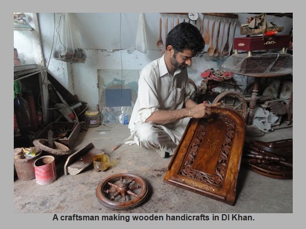 Dera Ismail Khan Photos - A craftsman making wooden handicrafts in DI Khan - DI Khan Pics DI Khan Pictures: A craftsman making wooden handicrafts in Topanwala Bazaar, DI Khan - Images and Photos of Dera Ismail Khan