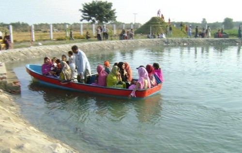 Pictures of Hafizabad : Boating in the Lake at Head Sagar Park Hafizabad - Images of Hafizabad
