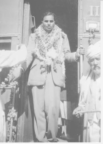 Rawalpindi Pics: Magistrate A.P. Gill and Master Khuda Baksh of Gown House at Rawalpindi Railway Station 1949