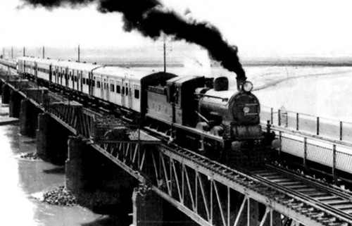 Old Photos of Jhelum Pictures - A train with steam engine on Jhelum Bridge - Jhelum Pictures