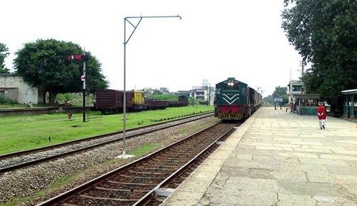 Jhelum Photos - A train arriving at Jhelum Railway Station - Jhelum Pictures