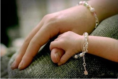 Daughter Quotes in Urdu - Little Daughter holds Mother's Thumb
