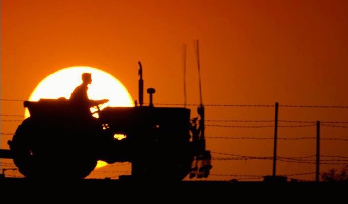Photos of Pakistani villages - A tractor with sun in the background - Photos Pakistani Villages