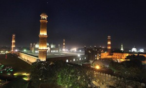 Badshahi Masjid Lhr at night