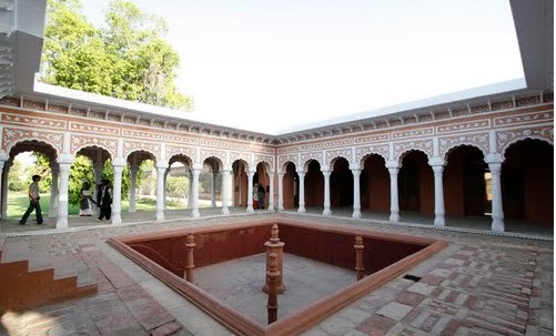 Baradari at Darbar Mahal, Bahawalpur - Photos of Bahawalpur, photo by Dr. Junaid Photos of Bahawalpur : Baradari at Darbar Mahal, Bahawalpur - Pictures of Bahawalpur