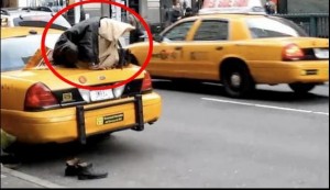 Namaz (Salat) Pictures - Simply no excuse to miss namaz, A Taxi Driver offering Namaz on the trunk (dickie) of his cab - Namaz Photos