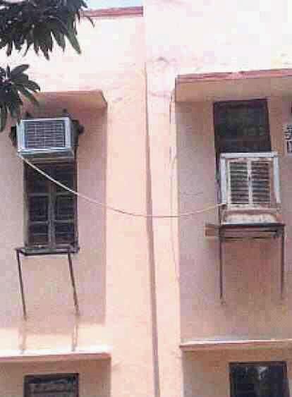 Funny Pictures : Air Conditioner's water goes into desert water cooler - Funny Photos