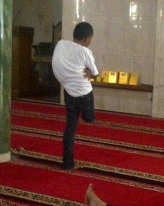 Namaz (Salat) Pictures - A boy with only one leg is offering Namaz in standing position in a mosque. Do we have any excuse to skip Namaz? - Namaz Photos