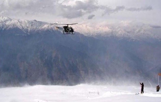 Siachin Photos - A helicopter landing at a post in Siachin on snow - Pictures of Siachin Siachin Pictures: A helicopter landing at a post in Siachin - Images and Photos of Siachin