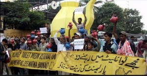 Rally against Lotas (Turncoats): Mujhey Toilet Mein Rehnay Do, Parliament Ki Zeenat Na banao.