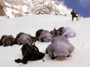 Siachin Pictures: Pakistan Army Soldiers are praying on the heavy snow in Siachin, while a soldier is at guard with his rifle - Photos, Images of Siachin