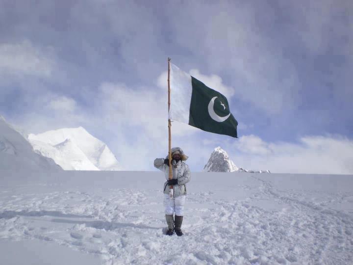 Siachin Photos - A Pakistani Soldier is holding a large Pakistani flag in Siachin - Pictures of Siachin Siachin Pictures: A Pakistani Soldier is holding a large Pakistani flag on the snow in Siachin - Images and Photos of Siachin