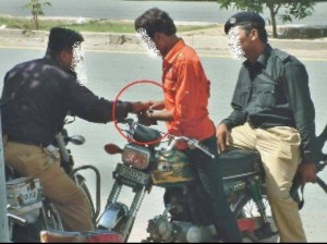 Pakistanis need to be trained: Pakistani Policemen taking bribe from a motor cyclist should be taken to task - Pakistanis need to be Disciplined