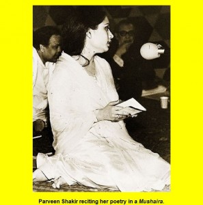 Perveen Shakir Pictures: Perveen Shakir reciting her poetry in a Mushaira (Black & White Pic) - Photos, Images of Perveen Shakir