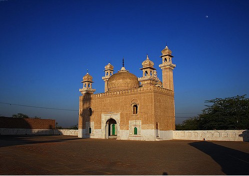Photo of Abbasi Masjid (Mosque) outside the Derawar Fort - Photos of Bahawalpur Photos of Bahawalpur: Abbasi Masjid outside the Derawar Fort - Pictures of Bahawalpur