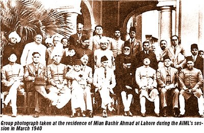 Quaid in group photo