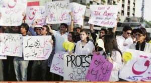 Rally against Wapda load shedding by university students, 'Bijli Dainy Hai Kay Thanay Jana Hai?