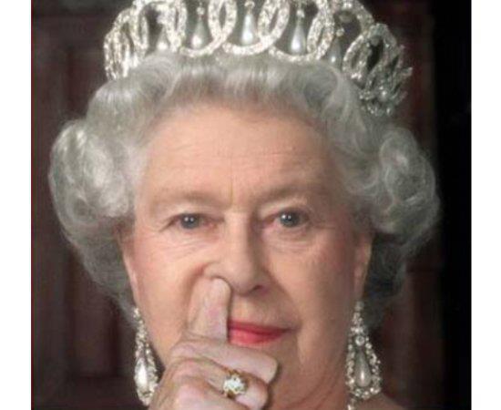 Funny Photos - Queen Elizabeth II caught picking her Royal nose - Funny Picture, Image Funny Pictures : Queen Elizabeth II caught picking her Royal nose - Funny Photo, Image