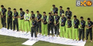 Namaz (Salat) Pictures - The entire Pakistani Cricket team is offering Namaz in the Cricket ground in their ODI green uniform - Namaz Photos